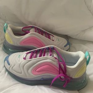 NWOT Women’s Nike AirMax 720 (never worn)